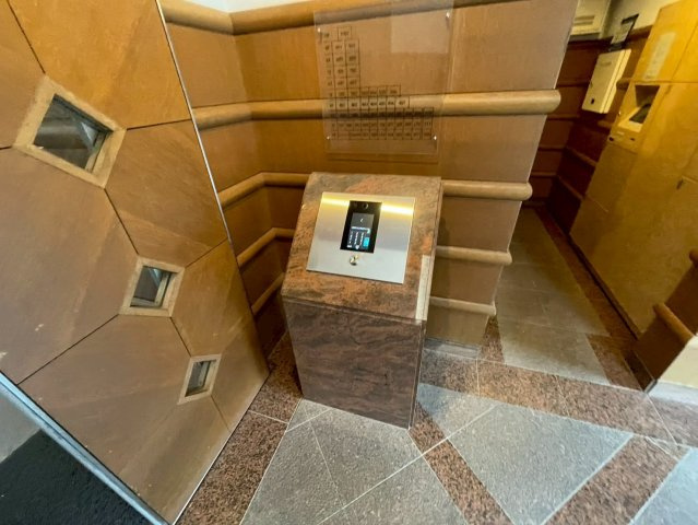 芦屋市川西町の賃貸マンションのエントランス