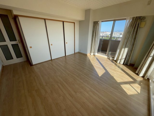芦屋市川西町の賃貸マンションの居間・リビング