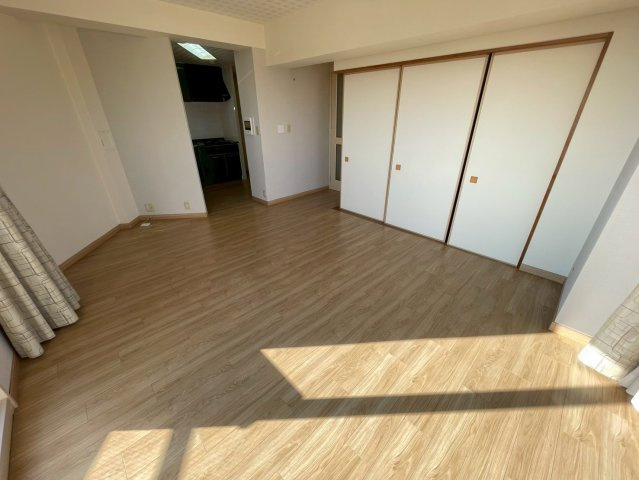 芦屋市川西町の賃貸マンションの居間・リビング