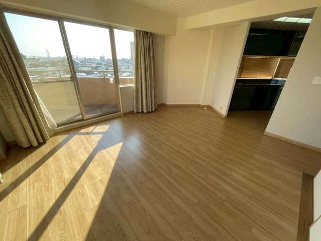 芦屋市川西町の賃貸マンションの居間・リビング