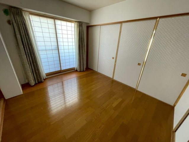 芦屋市川西町の賃貸マンションの居間・リビング