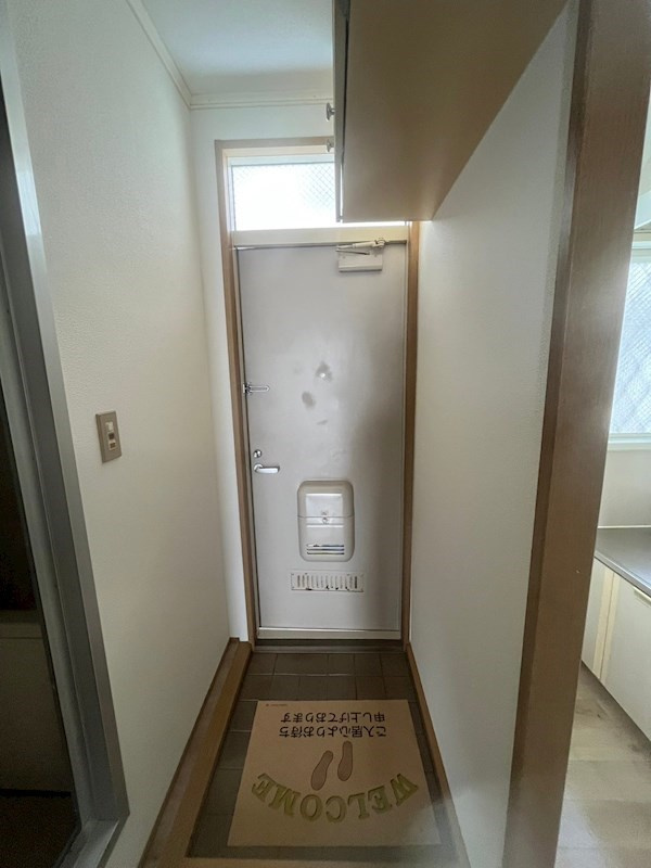 神戸市東灘区森北町４丁目のアパートの玄関