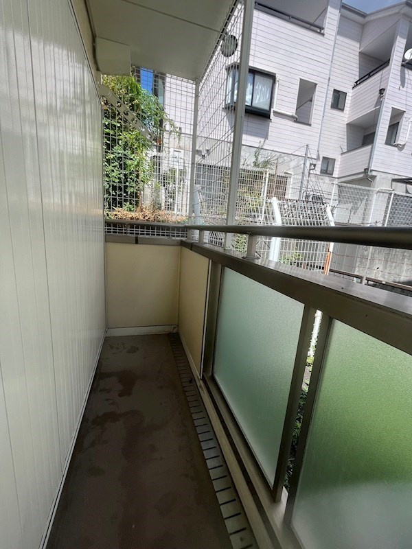 神戸市東灘区森北町４丁目のアパートのバルコニー