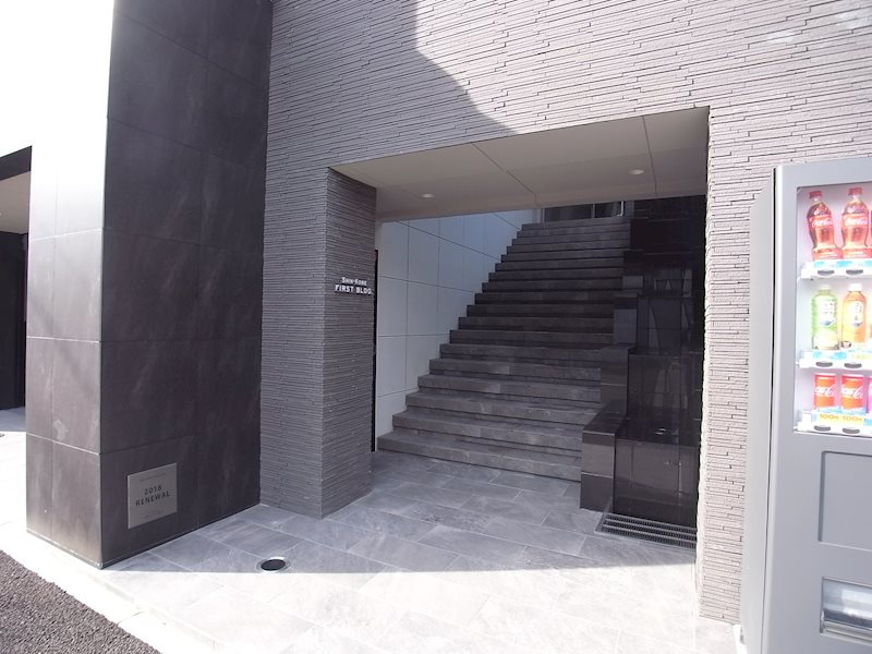 神戸市中央区神仙寺通２丁目の賃貸マンションのエントランス