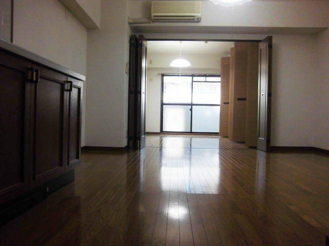 神戸市灘区八幡町１丁目の賃貸マンションの居間・リビング