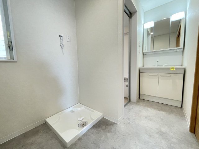 猪名川町白金３丁目　中古戸建の脱衣所|洗面台とランドリースペース