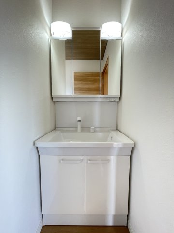 猪名川町白金３丁目　中古戸建の独立洗面台|2階ホールにも洗面台があり、大変便利です