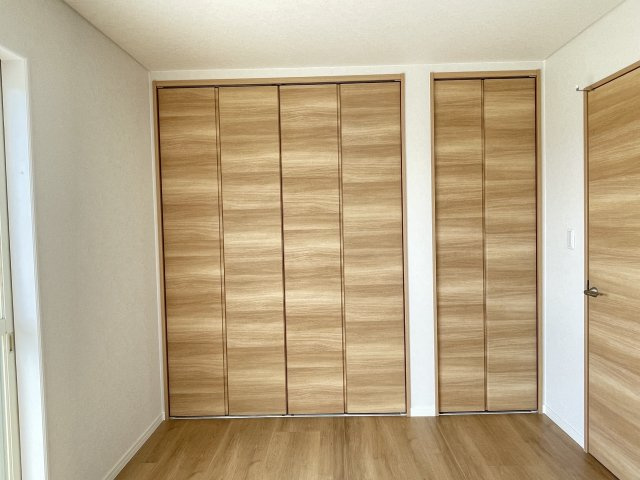 猪名川町白金３丁目　中古戸建の収納|クローゼットの扉もオシャレ♪
