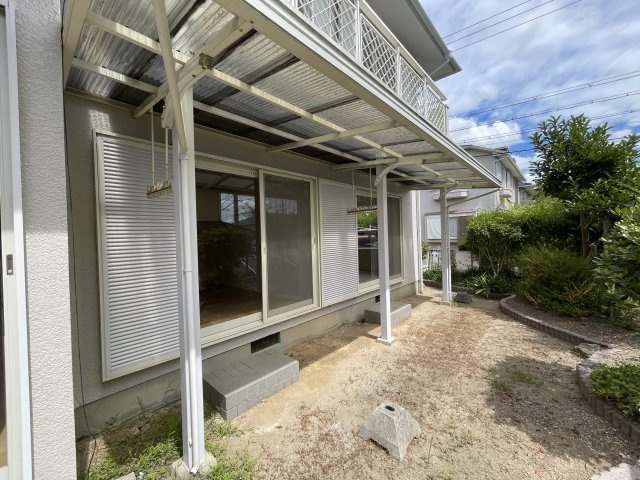猪名川町白金３丁目　中古戸建の庭|お庭の洗濯物スペース　2階まで洗濯物を持って上がる必要がないのは嬉しいですね(*^。^*)