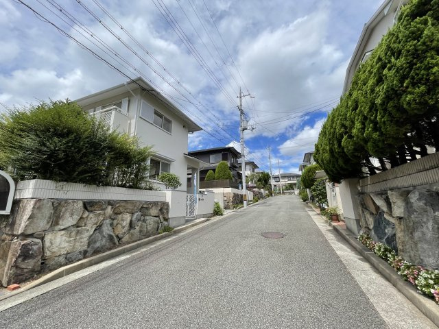 猪名川町白金３丁目　中古戸建の前面道路含む現地写真|前面道路は交通量が少なく、約６．３メートルあります。