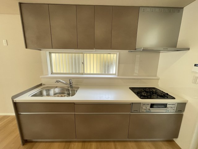 猪名川町白金３丁目　中古戸建のキッチン|新しいシステムキッチンでお料理時間も楽しく過ごせます♪
