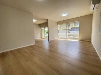 【居間・リビング】 | 猪名川町白金３丁目　中古戸建 | キッチン側から見たリビングです。大きな窓から優しい日差しが差し込みます。