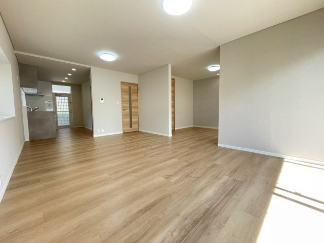 猪名川町白金３丁目　中古戸建の居間・リビング|22.5帖ある広いLDK
