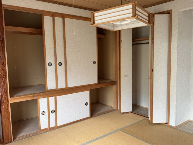 興津５丁目　売家の和室|1F和室8帖です。収納が沢山有ります。
