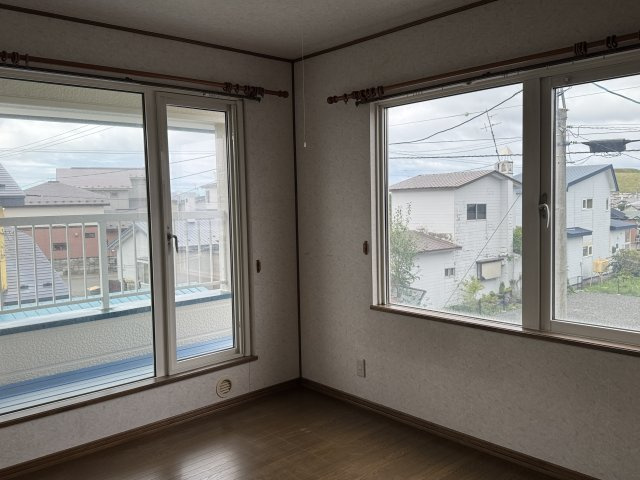 興津５丁目　売家の洋室|2F東洋室6帖です。2面採光です。