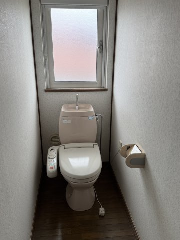 興津５丁目　売家のトイレ|2Fトイレです。温水洗浄暖房便座です。