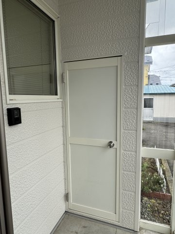 興津５丁目　売家の収納|風除室内玄関ドア脇の収納です。除雪道具等の収納に便利です。