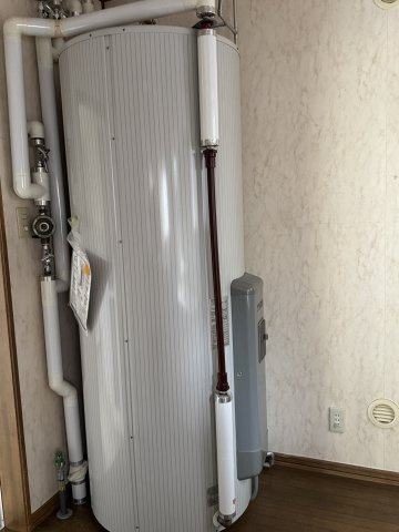 興津５丁目　売家の脱衣所|脱衣室の電気温水器です。