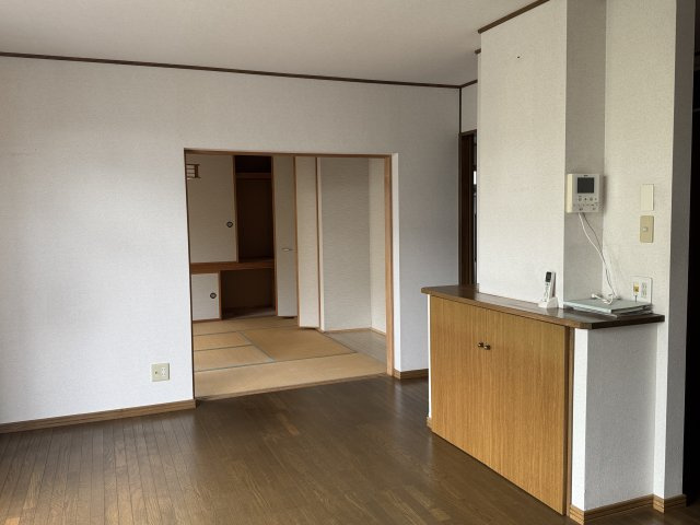 興津５丁目　売家の居間・リビング|リビングの和室方向です。収納が沢山です。