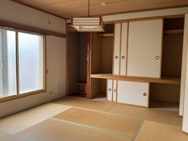 興津５丁目　売家の和室|和室8帖の床の間と窓方向です。