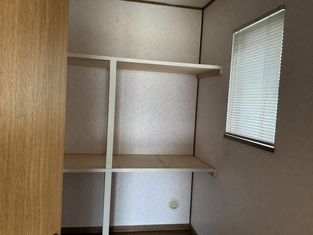 興津５丁目　売家の収納|2F東洋室6帖のウォークインクローゼットです。収納はたっぷりです。