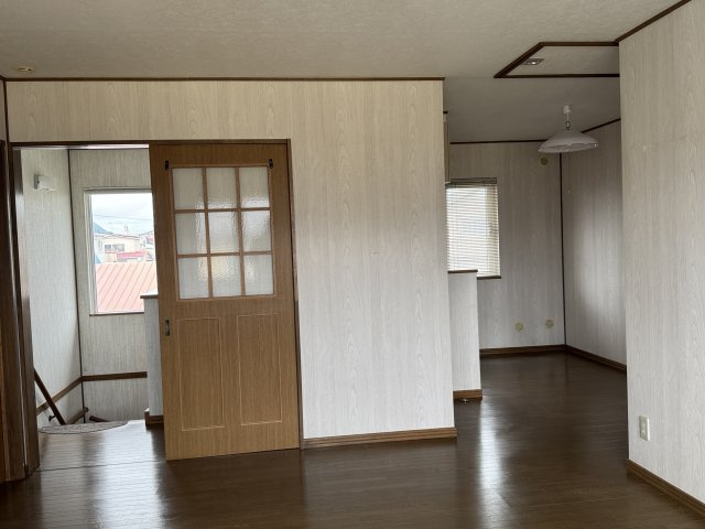 興津５丁目　売家のキッチン|2Fリビングからキッチン方向です。