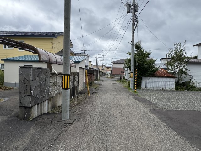 興津５丁目　売家の外観|絶面道路の南方向です。