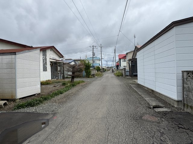 興津５丁目　売家の外観|前面道路の北方向です。