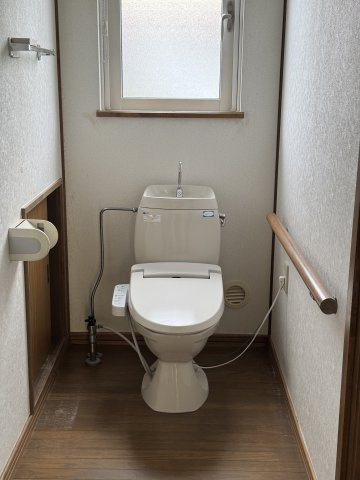 興津５丁目　売家のトイレ|普通よりちょっと幅広のトイレです。温水洗浄暖房便座です。