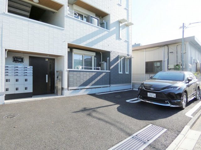D-ROOM万願寺の駐車場