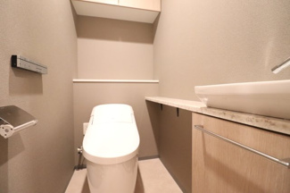 【トイレ】 | ブランズタワー梅田North | 【トイレ】デザイン性と機能性を兼ね備えた手洗いカウンター付き！