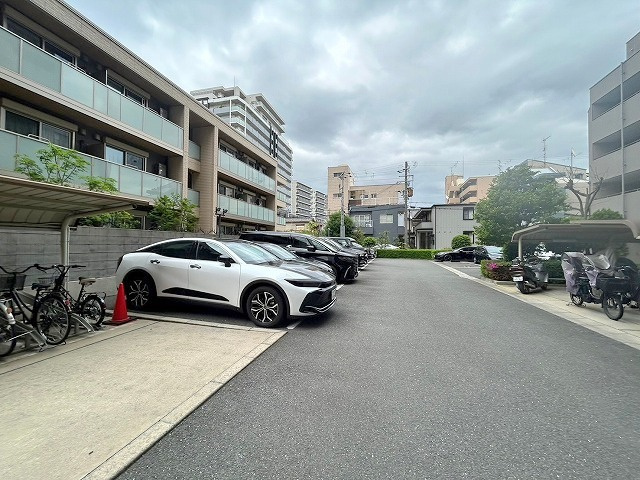 トリニティ北川口の駐車場