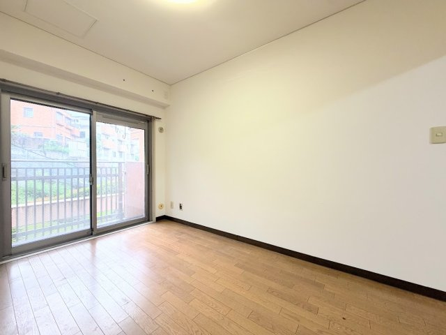 【洋室】 | パラシオン鶴見　コーナールーム3面彩光/2駅2路線利用可能/R8.8Reform物件 | ◆気持ちの良い風が室内へ入り込む居室。家具を配置しても広々ご利用いただけます！！