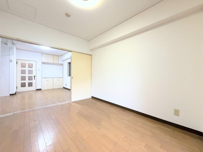 【洋室】 | パラシオン鶴見　コーナールーム3面彩光/2駅2路線利用可能/R8.8Reform物件 | ◆感性を育むプライベートルームはシンプルでスマートな空間。好みの空間で読書をしたり、音楽を聞いたりと一人の時間も充実したものにできます。