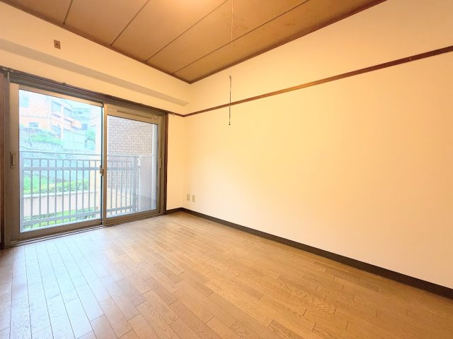 【洋室】 | パラシオン鶴見　コーナールーム3面彩光/2駅2路線利用可能/R8.8Reform物件 | ◆気持ちの良い風が室内へ入り込む居室。家具を配置しても広々ご利用いただけます！！
