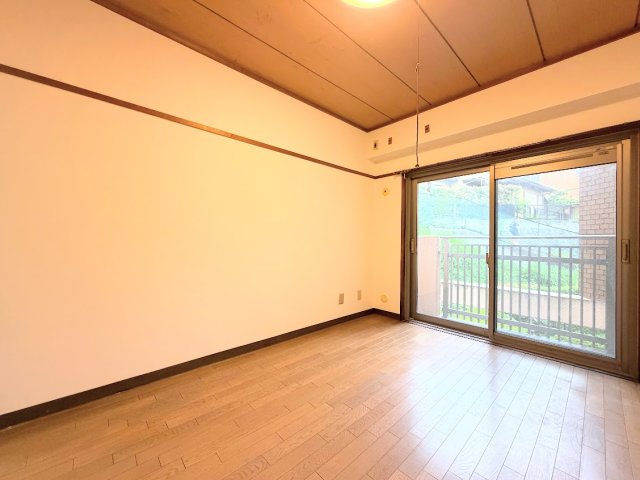 【洋室】 | パラシオン鶴見　コーナールーム3面彩光/2駅2路線利用可能/R8.8Reform物件 | ◆柔らかい陽光が差し込む明るいお部屋を演出する設計。彩光の取れる窓が気持ちの良いお部屋を創り上げます。