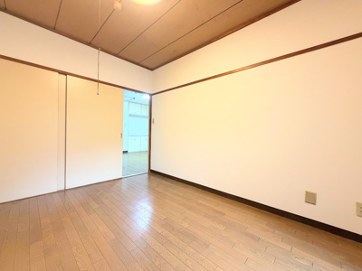 【洋室】 | パラシオン鶴見　コーナールーム3面彩光/2駅2路線利用可能/R8.8Reform物件 | ◆感性を育むプライベートルームはシンプルでスマートな空間。好みの空間で読書をしたり、音楽を聞いたりと一人の時間も充実したものにできます。