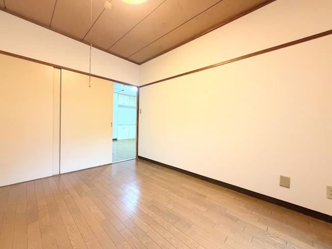 【洋室】 | パラシオン鶴見　コーナールーム3面彩光/2駅2路線利用可能/R8.8Reform物件 | ◆感性を育むプライベートルームはシンプルでスマートな空間。好みの空間で読書をしたり、音楽を聞いたりと一人の時間も充実したものにできます。