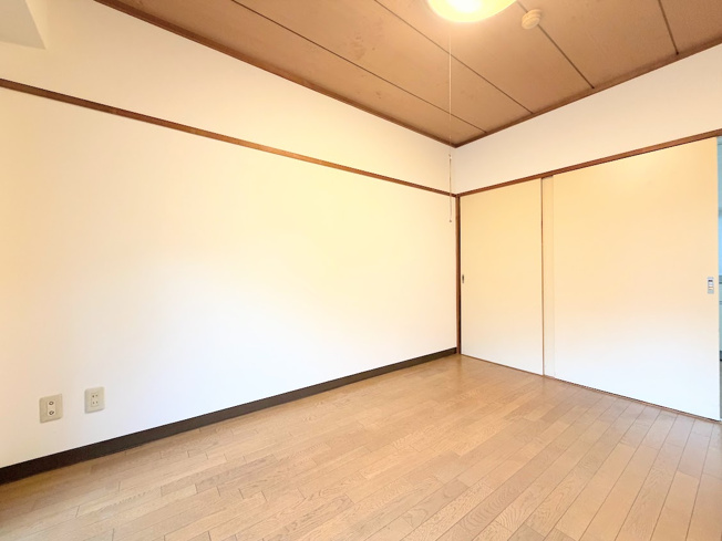 【洋室】 | パラシオン鶴見　コーナールーム3面彩光/2駅2路線利用可能/R8.8Reform物件 | ◆気持ちの良い風が室内へ入り込む居室。家具を配置しても広々ご利用いただけます！！