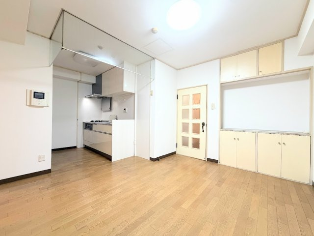 【居間・リビング】 | パラシオン鶴見　コーナールーム3面彩光/2駅2路線利用可能/R8.8Reform物件 | ◆家族で食卓を囲むダイニングスペースと、ソファでゆったりくつろぐリビングスペースがしっかり区切られているので家具の配置や用途を使いわけしやすいです。