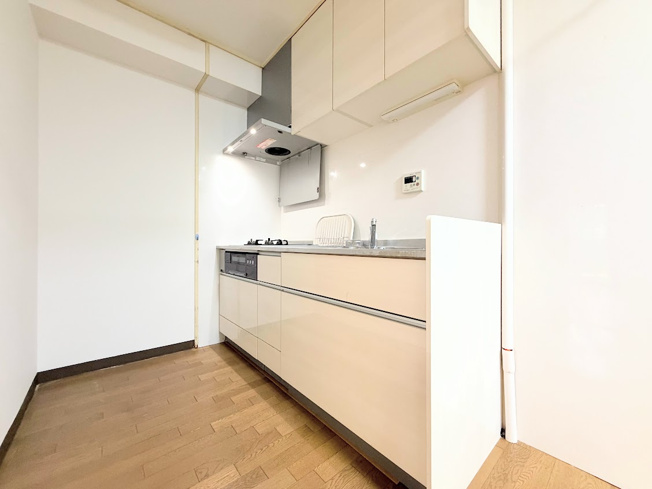 【キッチン】 | パラシオン鶴見　コーナールーム3面彩光/2駅2路線利用可能/R8.8Reform物件 | ◆ご家族みんなで調理ができる位のスペースを実現したキッチン空間となっております。みんなで作った料理を召し上がりながらの会話は、どのような物になるのでしょうか。