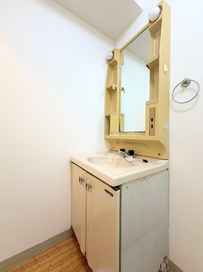 【洗面所】 | パラシオン鶴見　コーナールーム3面彩光/2駅2路線利用可能/R8.8Reform物件 | ◆ご家族の1日が始まり、1日が終わりを締めくくる洗面空間。洗濯機を配置しても十分なスペースを確保した設計となっております。

