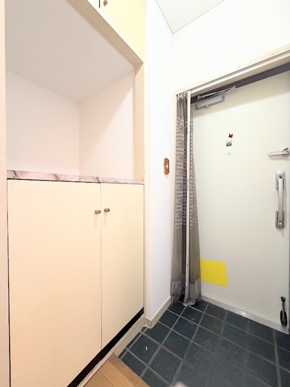 【玄関】 | パラシオン鶴見　コーナールーム3面彩光/2駅2路線利用可能/R8.8Reform物件 | ◆明るい玄関です！散らかりやすい玄関もスッキリする大容量のシューズボックス付き。