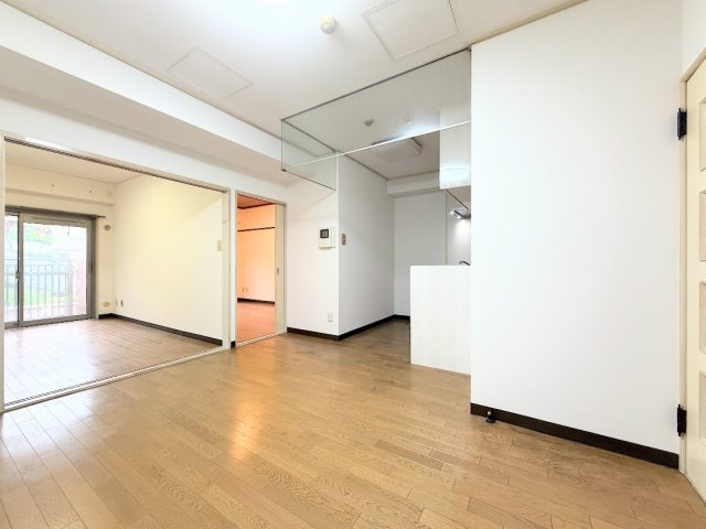 【居間・リビング】 | パラシオン鶴見　コーナールーム3面彩光/2駅2路線利用可能/R8.8Reform物件 | ◆柔らかな色合いのフローリングと清潔感のあふれる白のクロスが明るい空間を創り出しているリビングダイニング。家族の集まる憩いの場にふさわしいです。