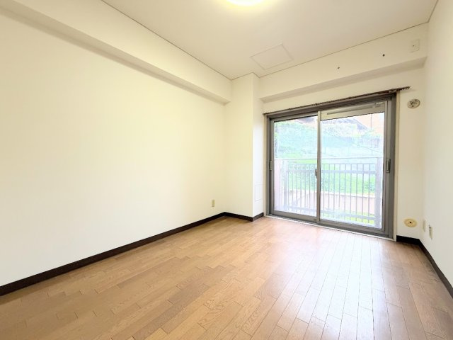 【洋室】 | パラシオン鶴見　コーナールーム3面彩光/2駅2路線利用可能/R8.8Reform物件 | ◆柔らかい陽光が差し込む明るいお部屋を演出する設計。彩光の取れる窓が気持ちの良いお部屋を創り上げます。