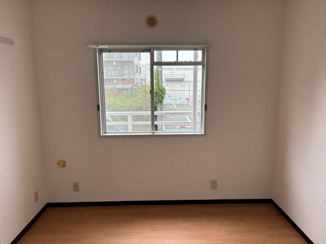 北西向き洋室です。広さは約４帖くらいでクローゼット付きです♪
