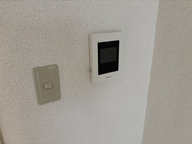 モニター付きインターホンで来客を画面で確認出来て安心です♪