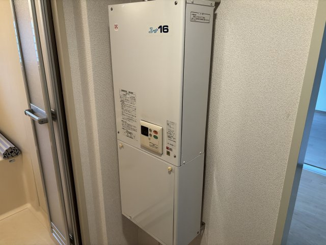 給湯器は洗面所にございます♪