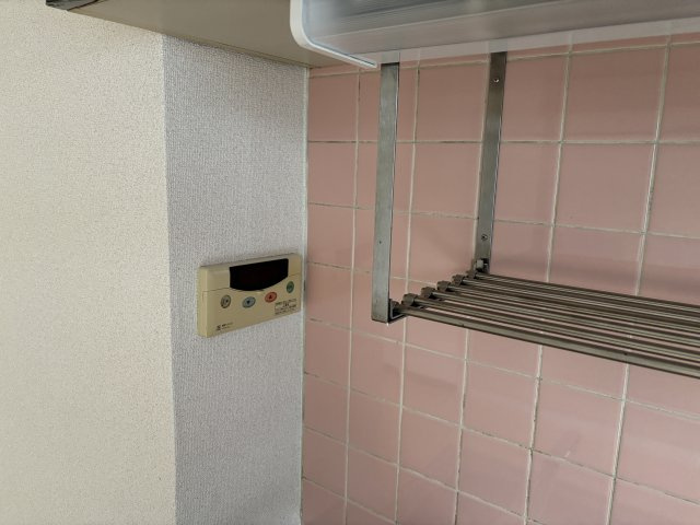 キッチンにも給湯器のリモコンがありお湯の温度を調節出来ます♪