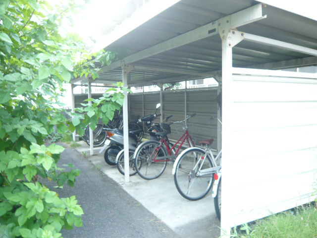 敷地内の屋根付き駐輪場です♪